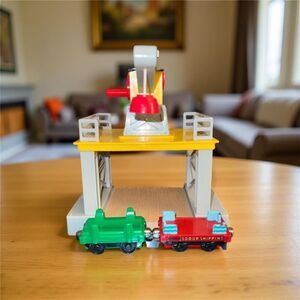 Thomas & Friends Take Along Gantry Crane & 2 Train Cars